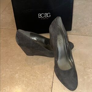 BCBG Paris Women's Rollis Gnoochi Grey Wedge Shoes/Pumps Size 10-Like New